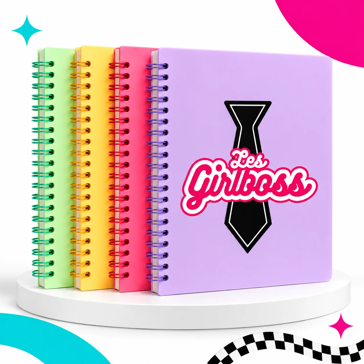 Quatre cahiers à spirale vert menthe, jaune, rose et lavande, avec le logo Girlboss sur le cahier lavande
