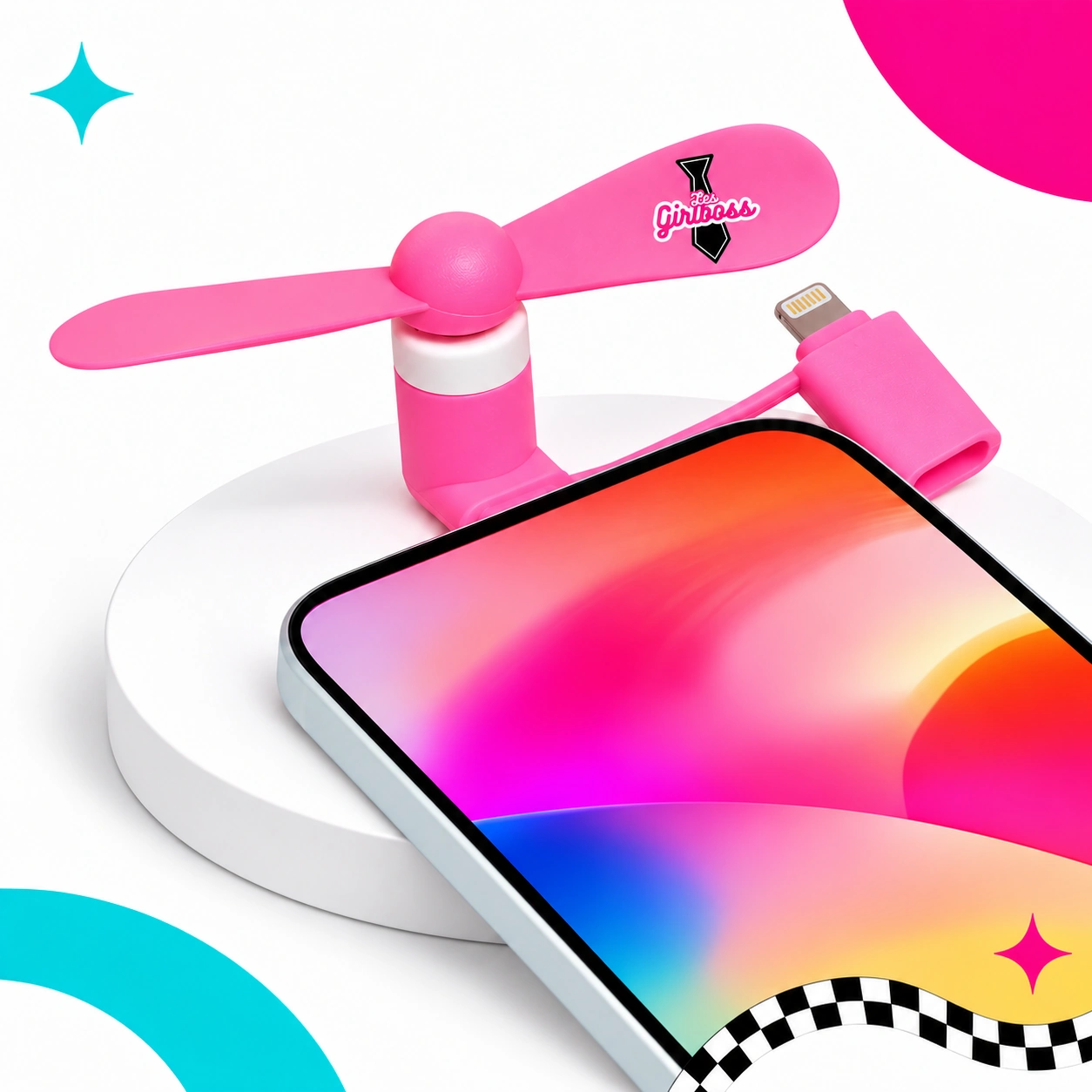 Mini-ventilateur rose Girlboss avec le logo sur une pale, présenté avec un cellulaire