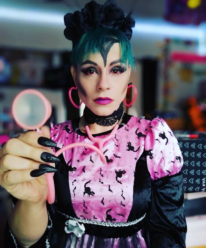 Éloïse présente une de ses créations maquillage, en rose et turquoise